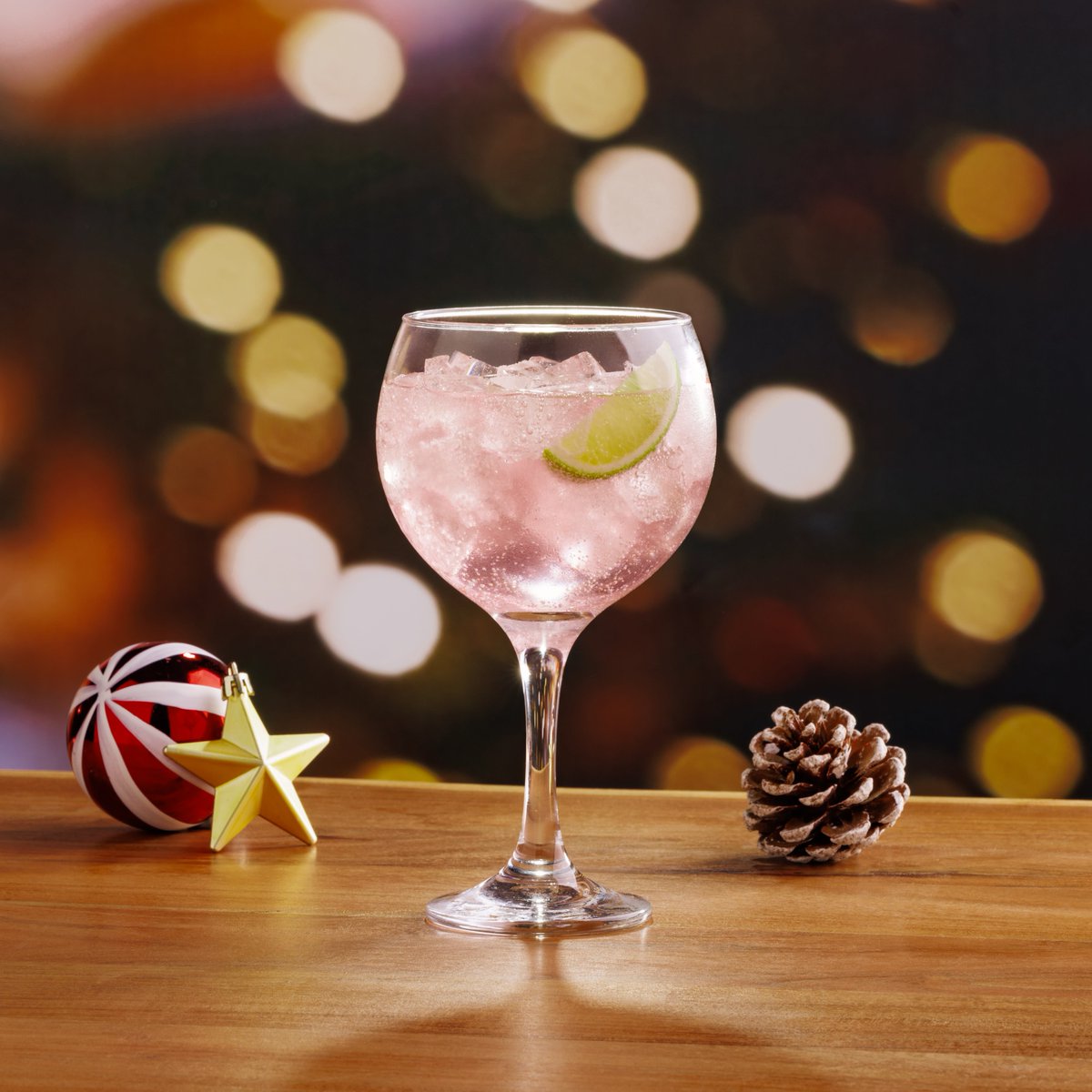 Raise a glass to festive cheer 🥂 From mocktails to cocktails, lager to ales… we’ve got something for everyone. What are you choosing? #HungryHorse #FestiveDrinks #Christmas #PubGrub #EPIC