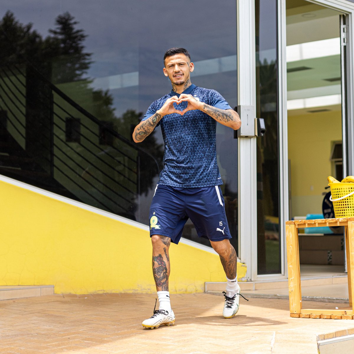 ThatoDidintle's tweet image. They are back and better❤️❤️❤️ #Sundowns 💙💚💛#KBY