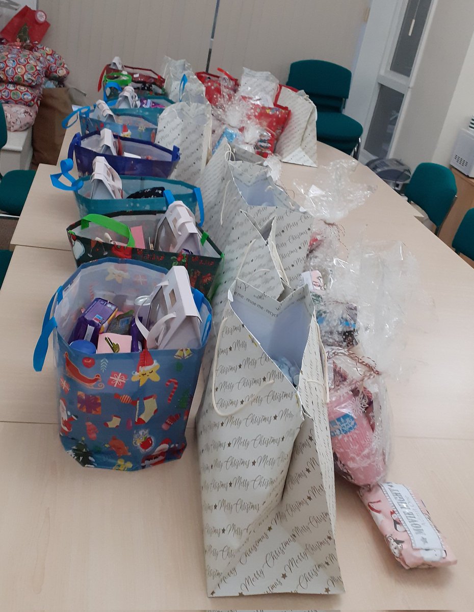 Great to see the Francis House ladies choose a special Christmas coat today, and see all the activities and presents lined up every day during the period so no nobody feels alone or unloved. Thanks team francis @TLA_ISEsBeacon @TLivesAround @Foundation___ @Touchstone_Spt