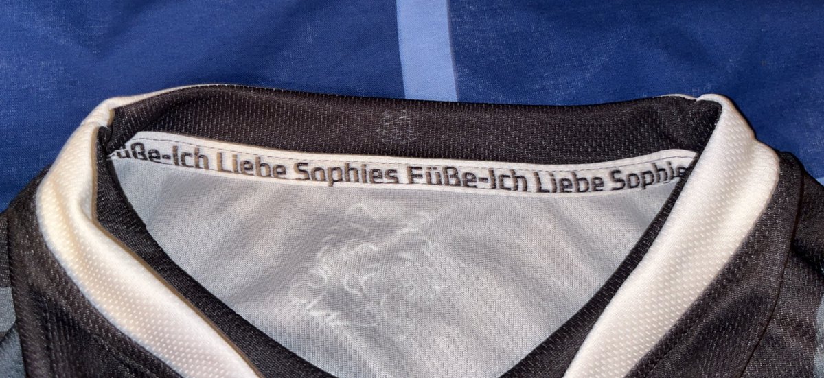 dankeschön an <a href="/SacrariumGG/">Sacrarium.gg</a> für dieses geisteskranke jersey diese details sind wirklich übertrieben nice

nächste gamescom werde ich das ding so rocken