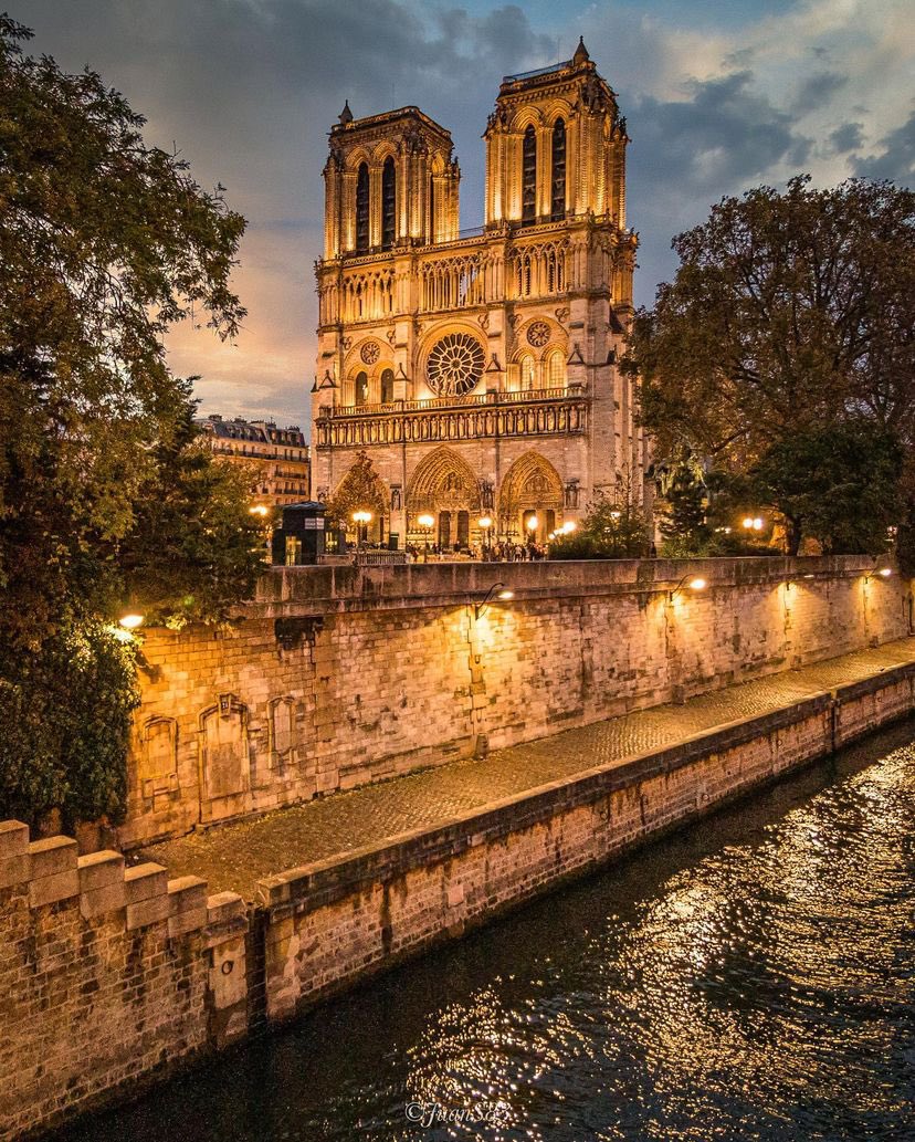 The most beautiful churches in France 🧵 1. Notre-Dame de Paris