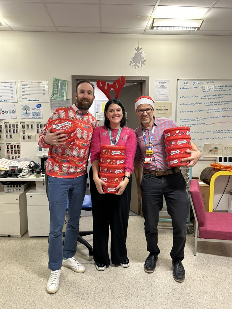 A massive thank you to our wonderful Divisional Leadership Team for delivering the Christmas treats to the teams in ED and across the wards. 

Hugely appreciated by everyone! 

Merry Christmas ECAT @RoyalLondonHosp!