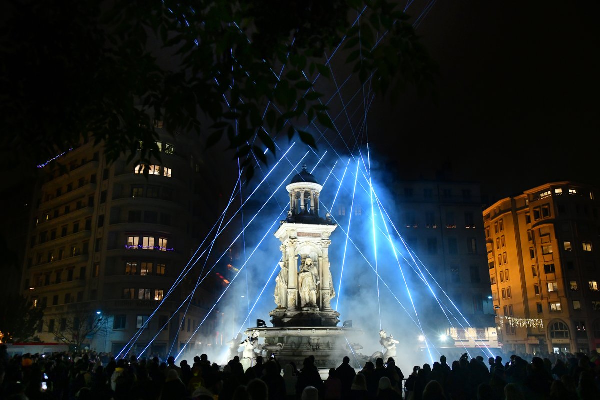 ✨ 🇲 🇪 🇷 🇨 🇮 ✨ !
La Fête des Lumières #FDL2023, c'est fini ! Merci d'avoir été une fois encore aussi nombreux à avoir répondu présents pour ces quatre soirs hauts en couleurs ! Et à l'année prochaine pour l'édition 2024 🤩