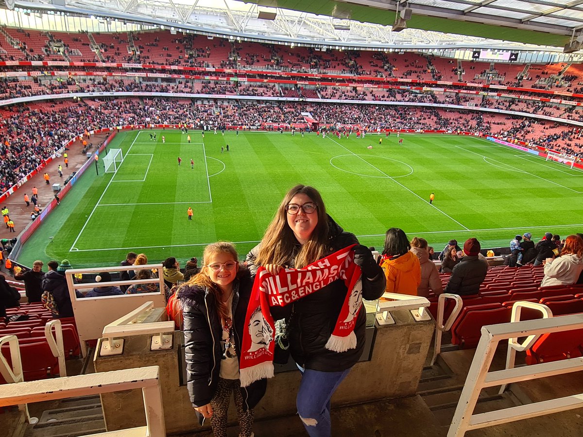 t_bailey1989's tweet photo. Well this weekend wasn't too shabby. Fantastic pantomime show Saturday and @ArsenalWFC today! You've gained a new fan. @HannahLMuncey https://t.co/0yDBSYage9