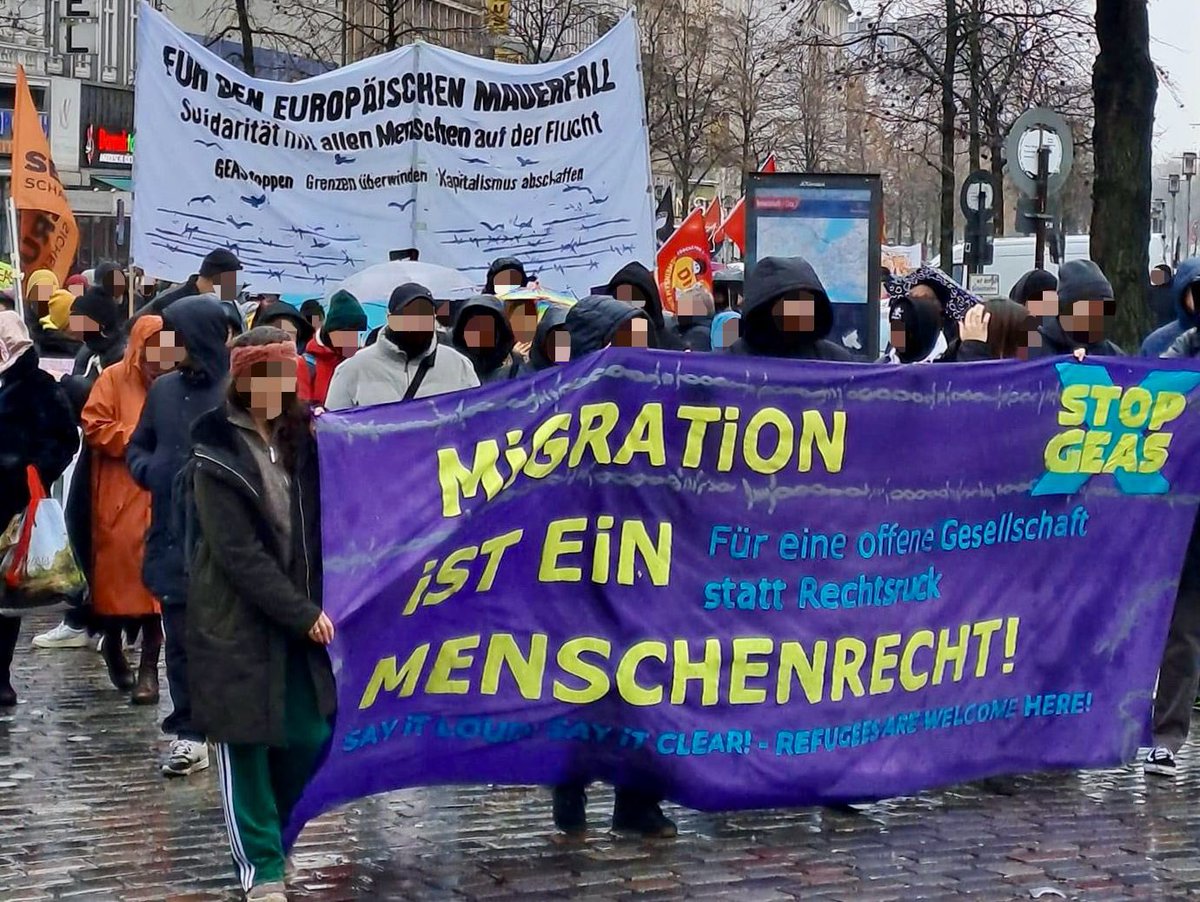 hosemann_hh's tweet photo. »Migration ist ein Menschenrecht! Für eine offene Gesellschaft statt Rechtsruck« und »Für den Europäischen Mauerfall«! Klasse Demo heute am #TagDerMenschenrechte in #Hamburg gegen die Verschärfung des Gemeinsamen Europäischen Asylsystems! @stopgeas #StopGEAS #HH1012 https://t.co/xMXGJHTG0e