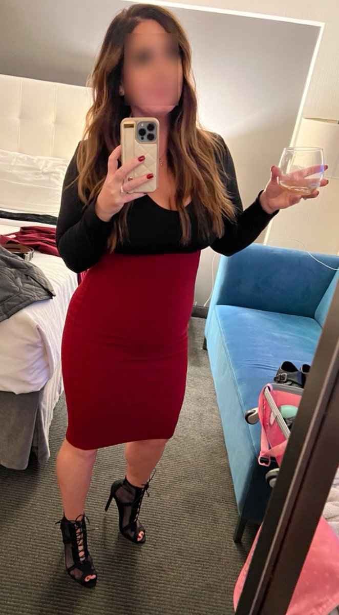 Mommys_Toybox's tweet photo. I 𝗟𝗢𝗩𝗘 getting dressed up! Hotel pre-funk before company Christmas party last night. 

#alldolledup #nightonthetown #fancymommy #sexymommy #mrsclause #mommyclaus #mygifttoyou #SeasonOfGiving #HoHoHo #secretsanta #wrapmeupinribbon #putabowonit #letsbemerry #decembertoremember #naughtyornice #santashelper #babyitscoldoutside #25daysofsexmas