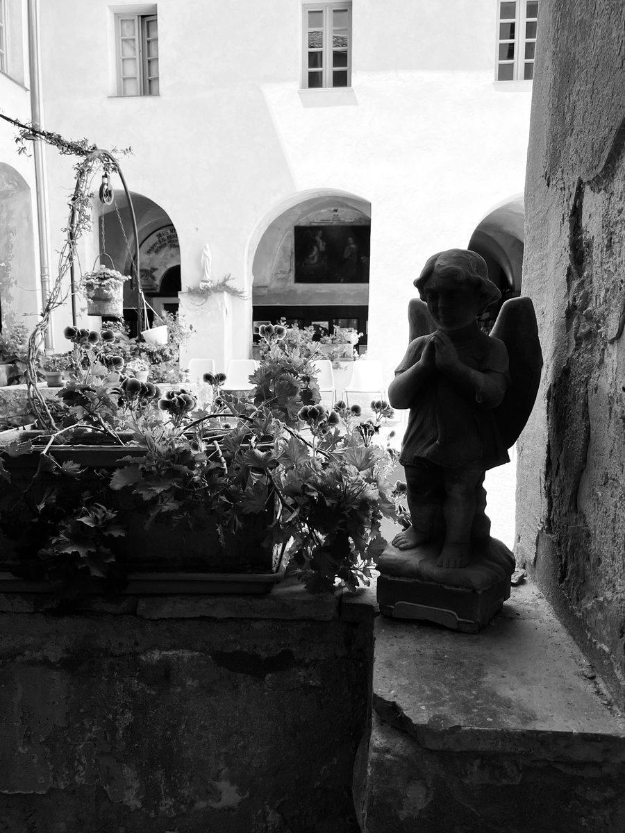 Alonein43672278's tweet image. #photography #blackandwhite #convent #angel