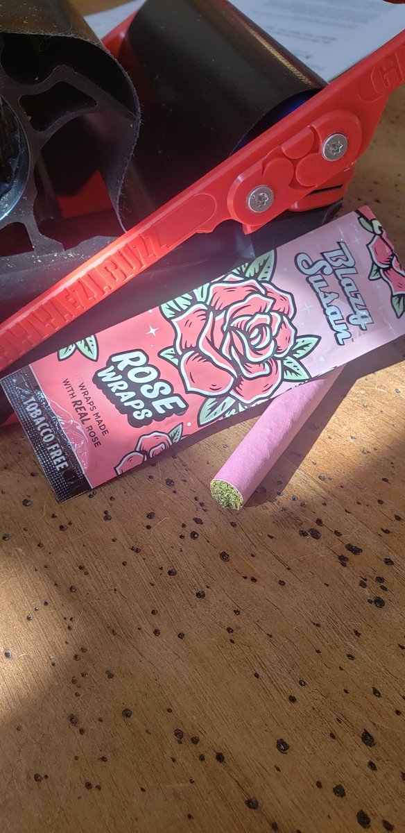 EZJbuzz's tweet photo. 4g Rose Wrap  @Blazy_Susan  with rooom to roll the next will be 6G. #cigar #cannagar #hemp #rose #fronto #grabba https://t.co/jpPR1d83xI