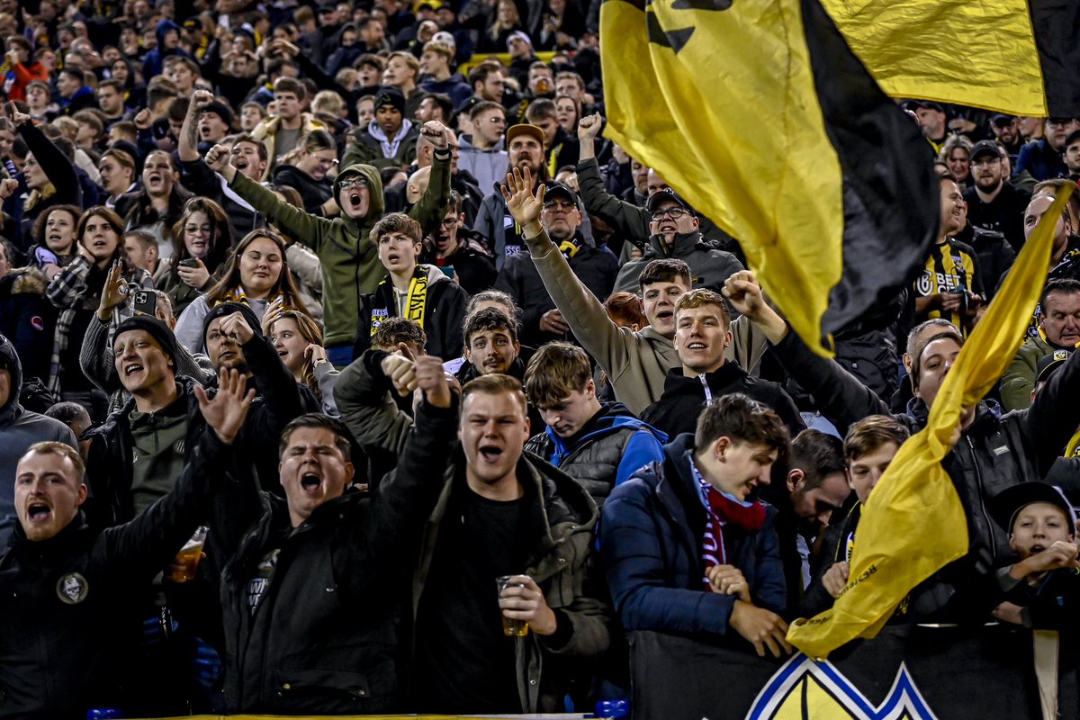 MijnVitesse's tweet photo. MOOD 😍

Slaap lekker, Vitessenaren! 💛🖤

#Vitesse #VITher https://t.co/0NP00sqi71