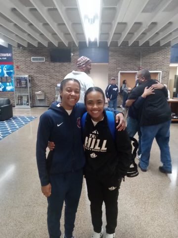 kristy_thorne's tweet photo. Iykyk.. the Sac has some of the best Women’s and Men’s Basketball players in the country. These 2 have known each other since they were very little girls. Ballers, competitors and friends! 🫶🏽@lyrik_thorne @josnowbeballin https://t.co/1NBMIuJKvR