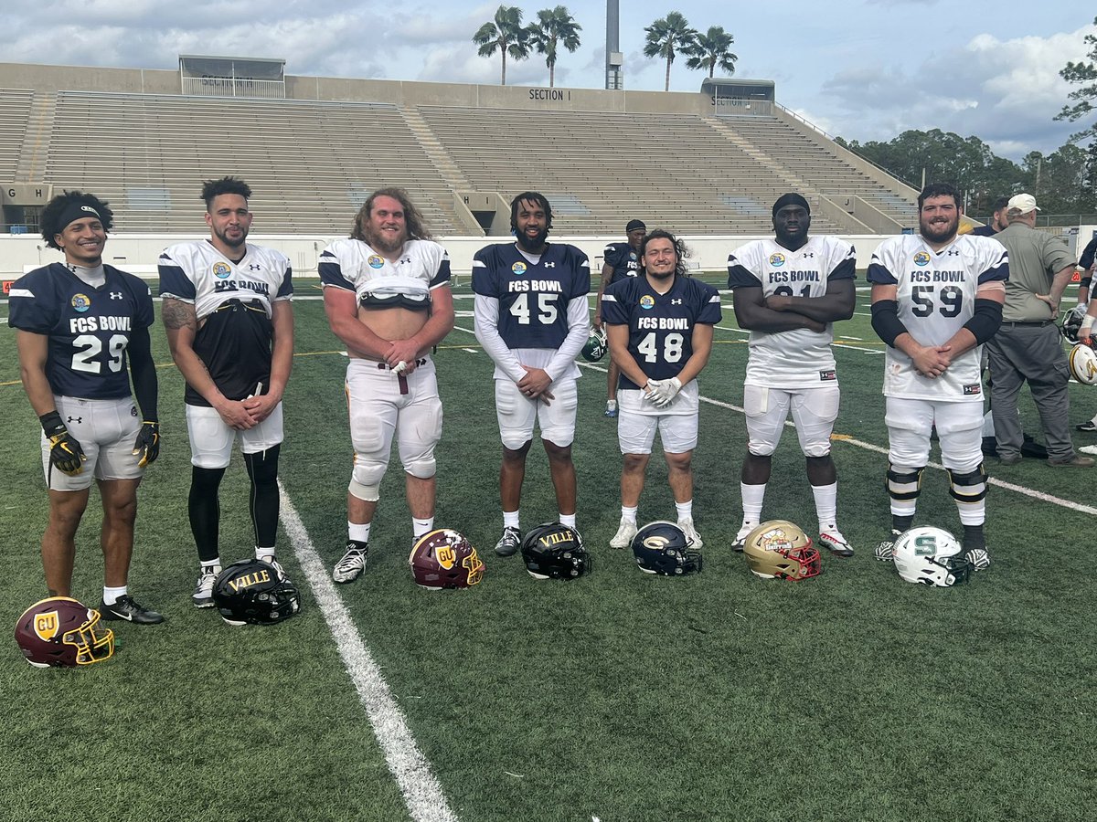 Gregory54887202's tweet photo. @VILLEfb PSAC@Bowl #Ville https://t.co/IqFMbNo0Bb