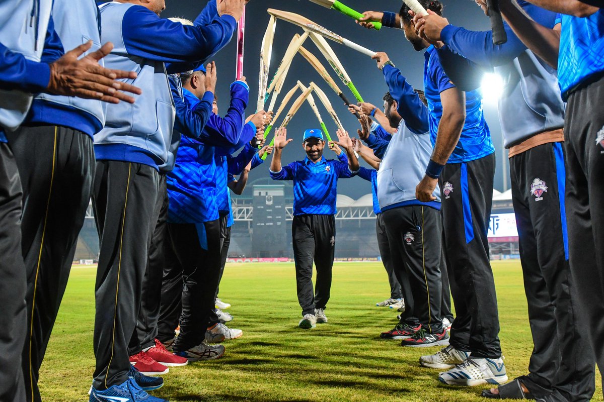 A guard of honour for Karachi Whites captain Asad Shafiq 🫡

#NationalT20 | #AajaMaidanMein