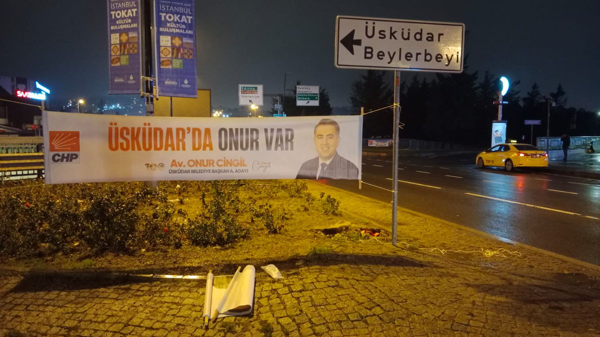 onurcingil's tweet photo. Dün gece asılan sayısı 100'ü bulan  pankartlarım, günün ilk ışıkları ile başlanarak @uskudarbld tarafından tek tek alınmış! 

Ya bu ne utanmazlık, 1 tane bile bırakılmamış neredeyse.

Ne korkuymuş be @hilmiturkmen34 , şimdiden!

Beni takip eden herkesten ricam,
Pankartlarımı sosyal medyada  paylaşır mısınız?