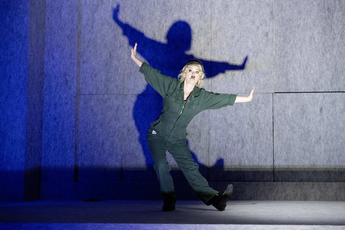 blnensemble's tweet photo. bis Jahresende zeigen wir nochmal alle Neuinszenierungen dieser Spielzeit: in dieser Theaterwoche erwarten euch u.a. "Fremder als der Mond", "Woyzeck" und "1984" im Großen Haus sowie "Mutti, was machst du da?" im Neuen Haus. #BEmond #BEwoyzeck #BE1984 #BEmutti https://t.co/Ybxn9TlaTq