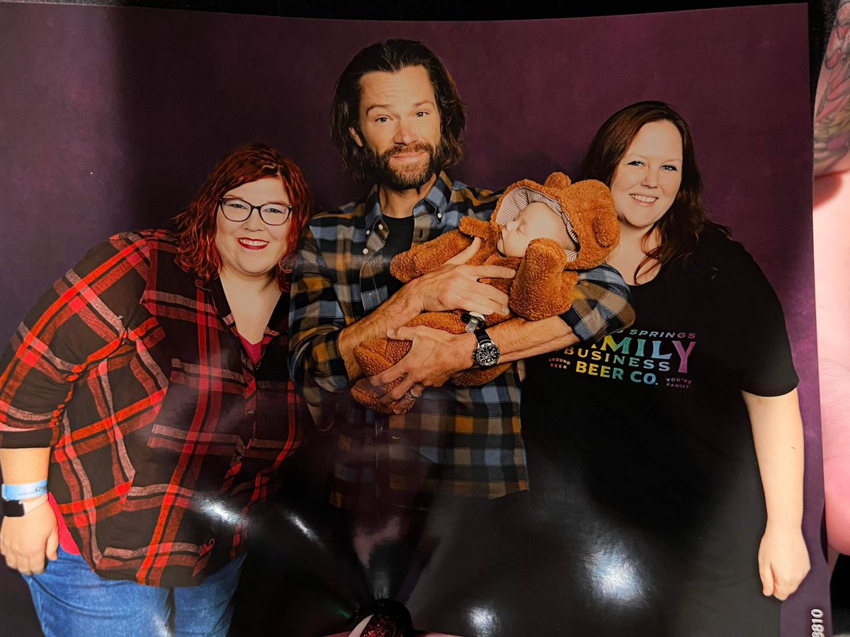 lotrspnfangirl's tweet photo. “There’s a whole human in there!!!” Jared put her to sleep and then shushed the whole op room 😂 @DustyLCanon #babycon #nashcon https://t.co/TDl9v6n1Gu