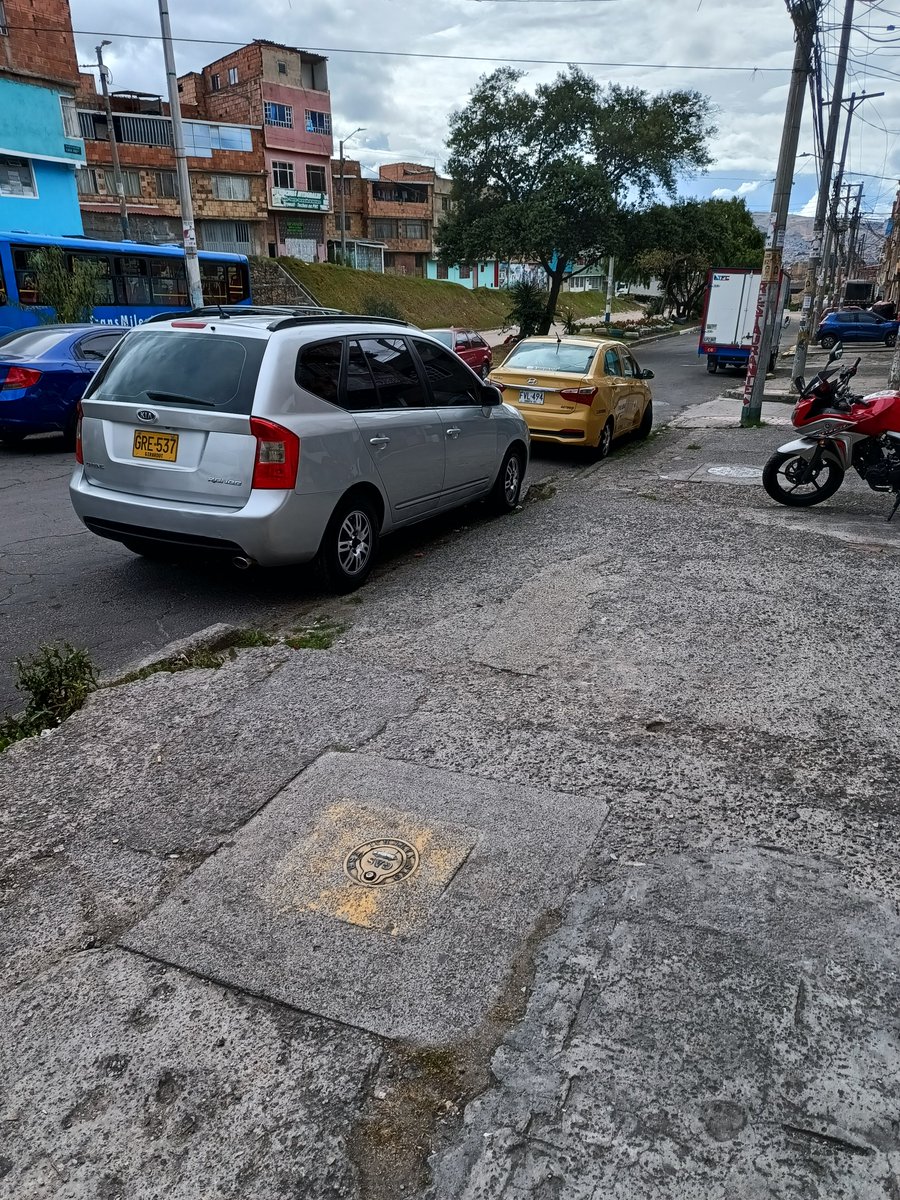 orama10's tweet photo. @SectorMovilidad su ayuda ya se volvió un tema de todos los fines de semana no poder salir de la casa. Llegan  al restaurante del lado "las delicias", calle 4Q sur # 15-05 Se les pide amablemente que por favor se corran y toca esperar  el tiempo que quieran par poder salir... https://t.co/H3Tulzl669