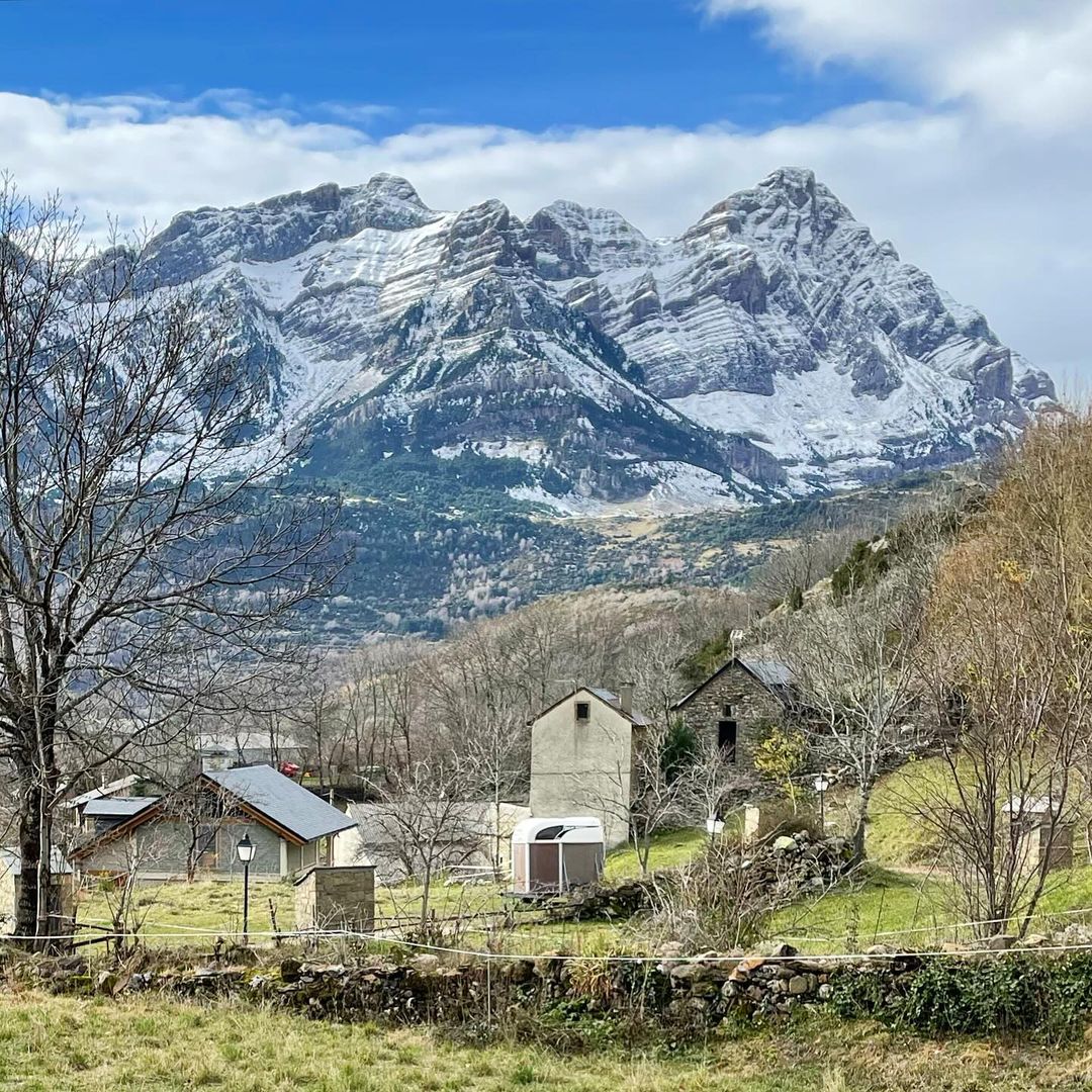 Hoz de Jaca 💯 🏔️
•
•
•
📸: Gracias a pecarrascal 
•
•
•
📍 Pirineos, Valle de Tena
•
•
•
#CasaBiescas
#Pirineos #Pyrenees
#RinconesDelPirineo #RuralTop 
#hozdejaca #partacua #peñatelera #huesca #valledetena #holydays