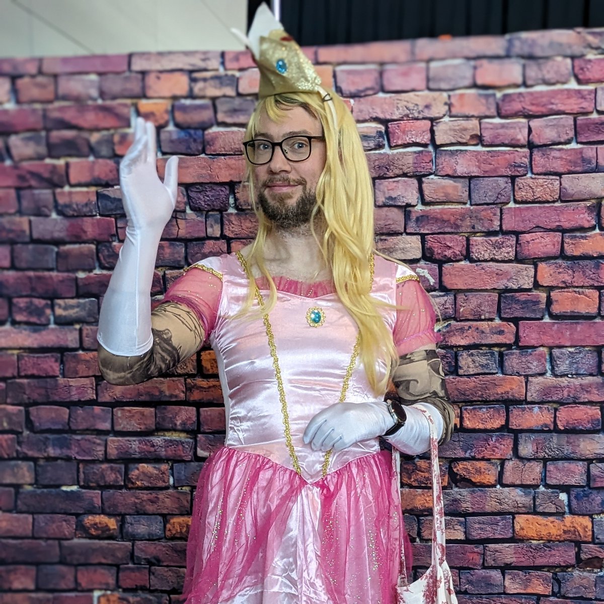 gAndy84's tweet photo. Ich bin jetzt offiziell Cosplayer. #cosplay #princesspeach #supermario #comiccon #comiccon2023 #comicconstuttgart #comicconstuttgart2023 https://t.co/tY20uTR6hF