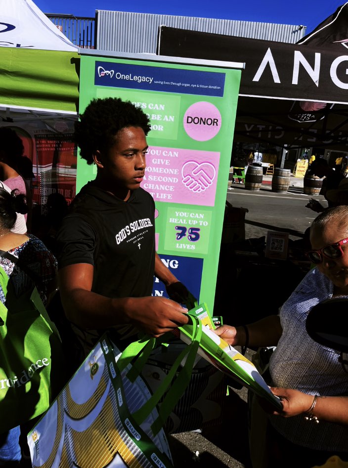 IzaiahHolley's tweet photo. Had a great time helping the community @OneLegacyNews https://t.co/tREkSRTb1C