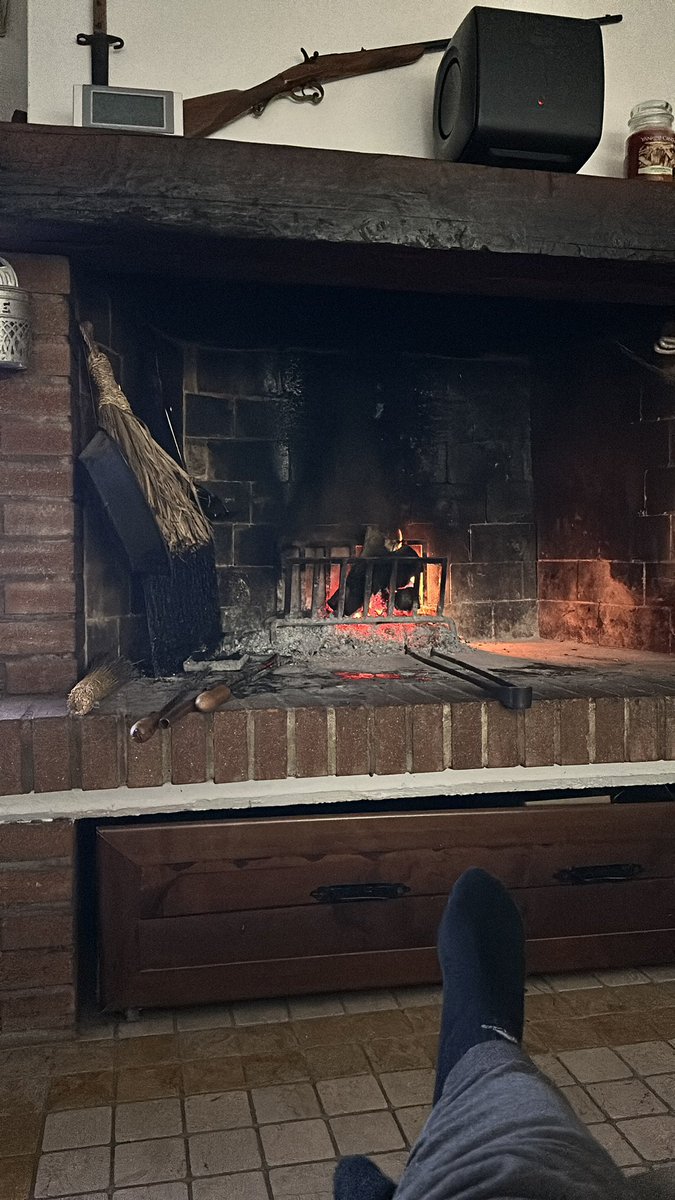 PiacentiniLo02's tweet photo. @sessovalerio @DavideBatti2001 @SoldaDavide 
Riposo dopo la felice laurea del nostro grande amico Lorenzo. Bravo ancora! Ip ip urrà per lui! https://t.co/rQIvDyd34D