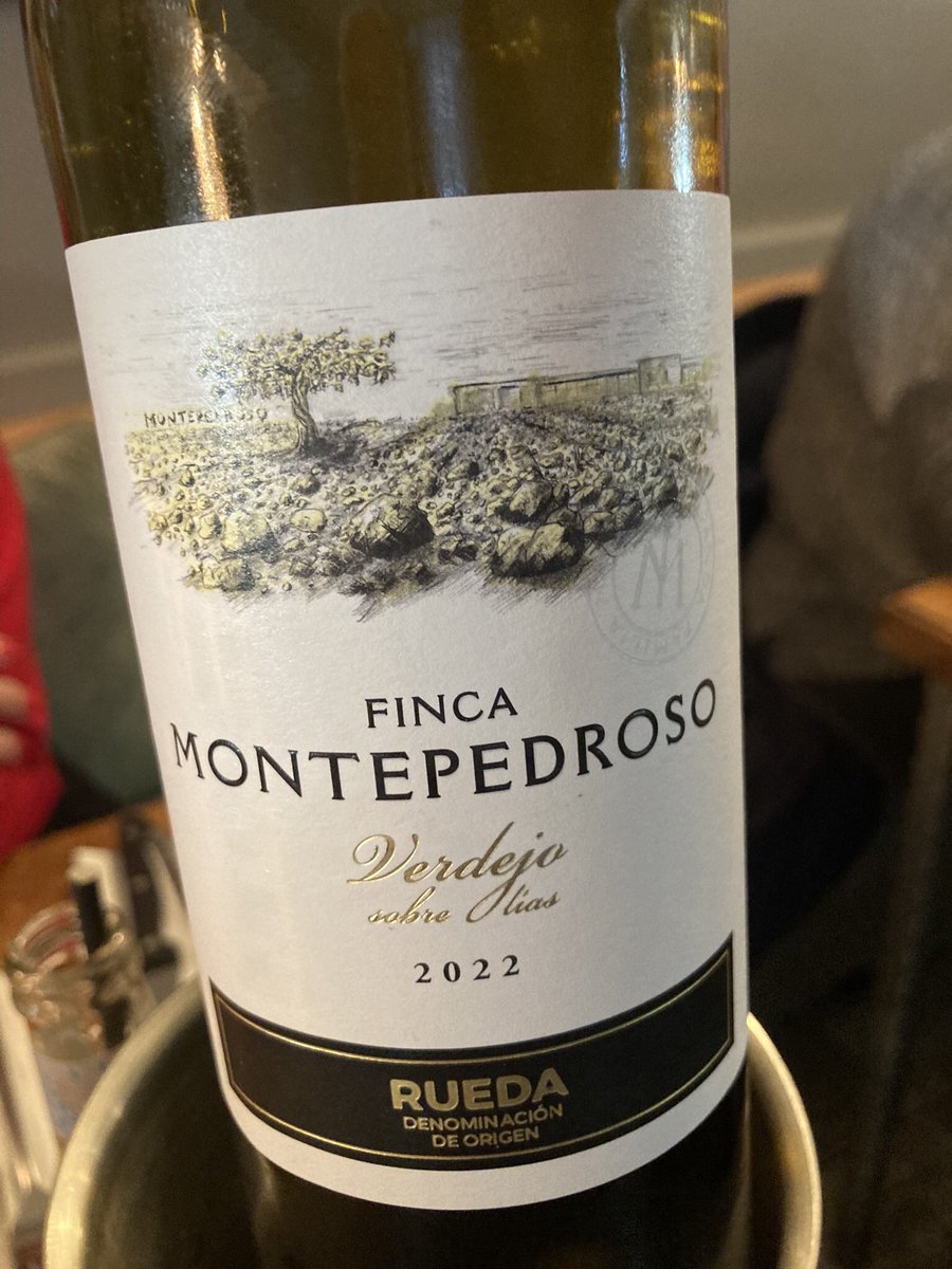 A rare Sunday Lunch out in #Porthcawl and a superb one at that.
Absolutely fabulous food, drink and service at <a href="/CosyCornerL/">Asiad</a> 
Great to see #Verdejo on the wine list, and a beaut at that.
Well done everyone 👍👍😋😋

cosycornerlounge.co.uk