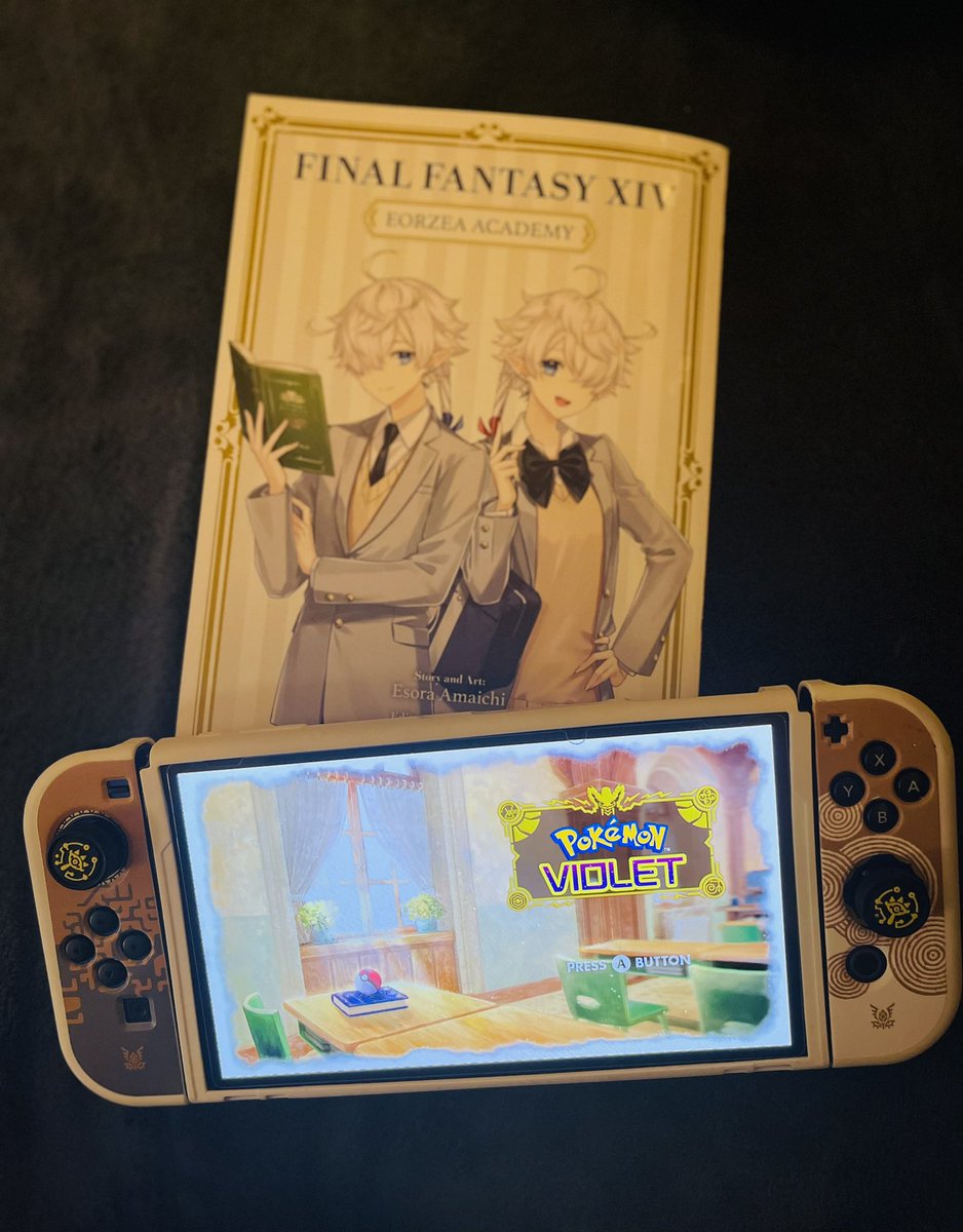 DarkheartNL's tweet photo. Time for some #PokémonViolet and #EorzeaAcademy ❤️ all cosy in my oodie https://t.co/JqA7SVtKFI