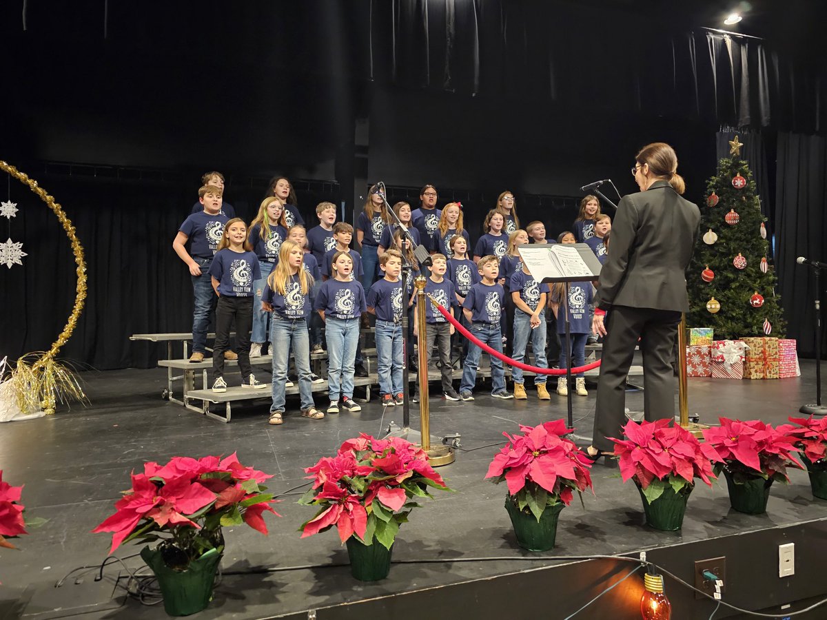 JeremyJonesBC's tweet photo. Magical moments at the elementary choir Christmas performance led by the incredibly talented Kathryn Roman! The young voices filled the air with joy and festive spirit. Kudos to Mrs. Roman for nurturing these budding talents! @VVESMusic @BradleySchools @ValleyViewCubs https://t.co/0u9bje3WqR