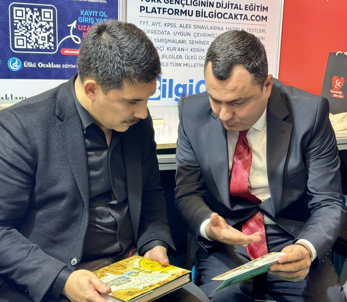 Cumhurbaşkanımız Sn. <a href="/RTErdogan/">Recep Tayyip Erdoğan</a>‘ın Özel Kalem Müdürü Büyükelçimiz Doç.Dr Sn.<a href="/hasandogan/">Hasan Doğan</a> beyefendi, ATO CONGRESIUM'da gerçekleştirilen 19. Ankara Kitap Fuarında bulunan Standımızı ziyaret etmiştir. Ziyaretlerinden dolayı kendilerine teşekkür ediyoruz.