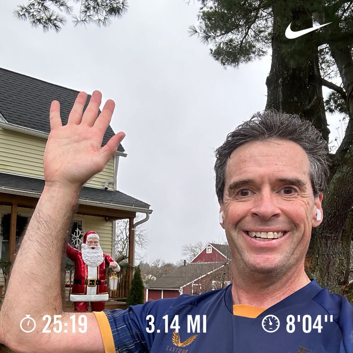 dmv1332's tweet photo. Ran 3.14 miles with Nike⁠ Run Club #JustDoIt me and the big guy beating. The rain and getting back before kickoff #santa #toknarmy #nufc #12ksofchristmas #teamrandibandanas #randibandanas #hmfevents https://t.co/Yh3h0Fqexi