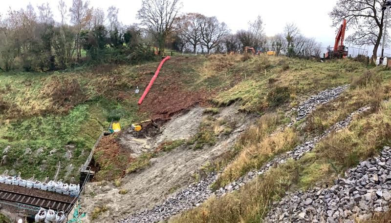 NetworkRailWssx's tweet image. ⚠️Crewkerne landslip update

👷‍♀️⏱️Our engineers have been working all weekend trying to remove 300 tonnes of materials from Crewkerne following a landslip on Mon 4 Dec

⛔️ Despite our efforts we must advise passengers not to travel between Yeovil and Exeter till Wed 13 Dec 
🧵1/3