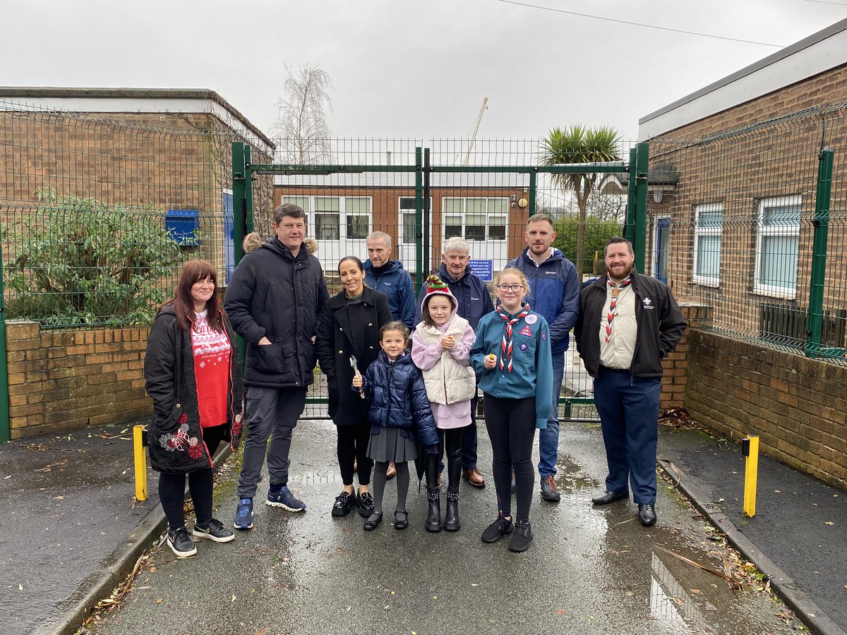 StAndrewsCoE's tweet photo. Thank you to our amazing school and church community for helping today to mend our carpark gate. Wonderful to see pupils (past and present), parents and members of church living out our Christian Vision. “Together in God’s Love. We Learn, Inspire and Grow.” https://t.co/sVmW560or2