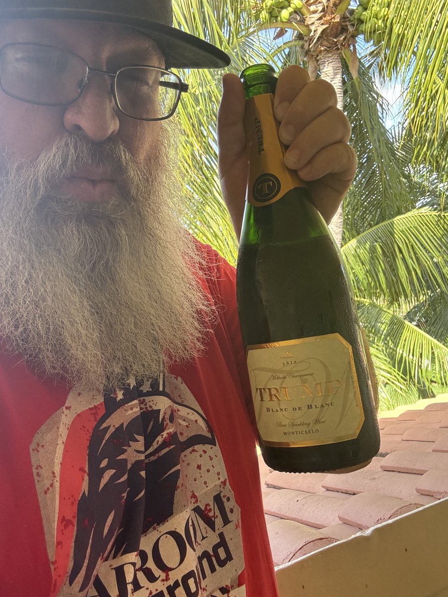 Beardvet's tweet photo. Only the Best Bubbly at President Trumps properties #Doral #HeartOfALion #BeardVet β¦@realDonaldTrumpβ© ππ½π₯πΊπΈ https://t.co/HGPasGBYTF