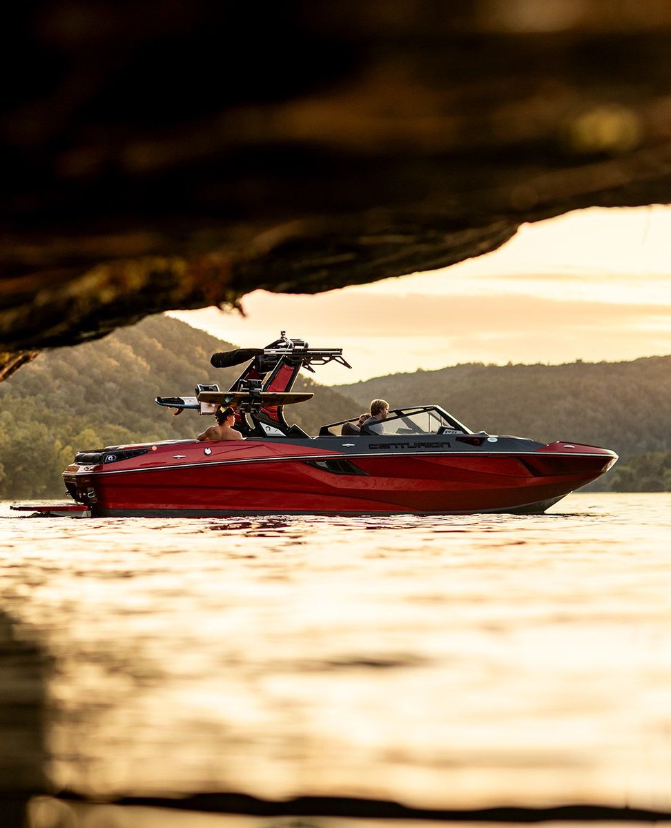 CenturionBoats's tweet photo. The Fe22 is proof that Centurion is fearless when it comes to evolving the brand. This Centurion wasn’t developed to fit a price point, but to fit all of your needs which could include budget. 💯

#CenturionBoats #Fe22 #wakeboat #surfboat #towboat #surf #wake #centurion https://t.co/oBo0gVejKF
