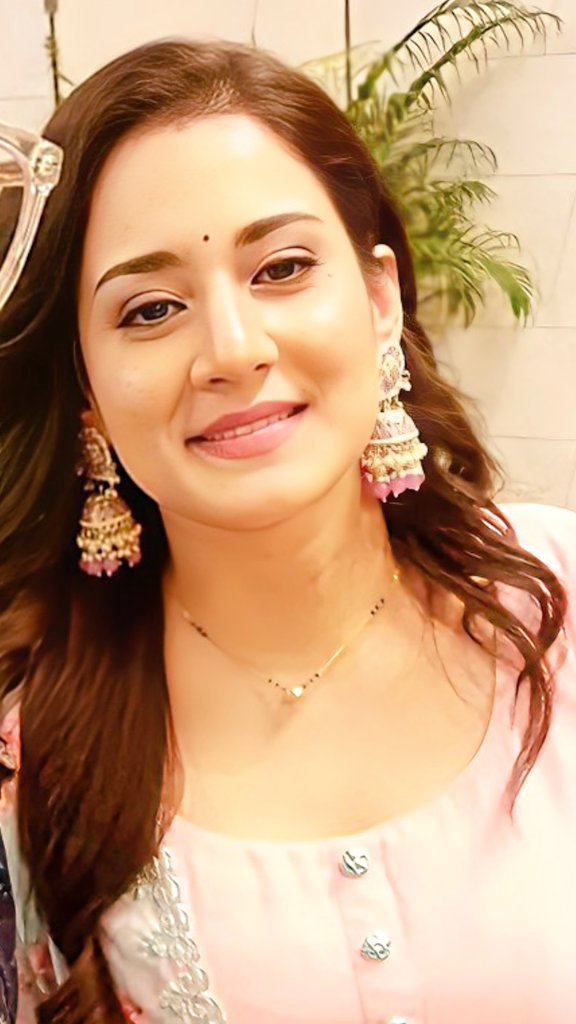 Pretty in pink!

ADITI RATHORE AS TANVI
#AanganApnoKa