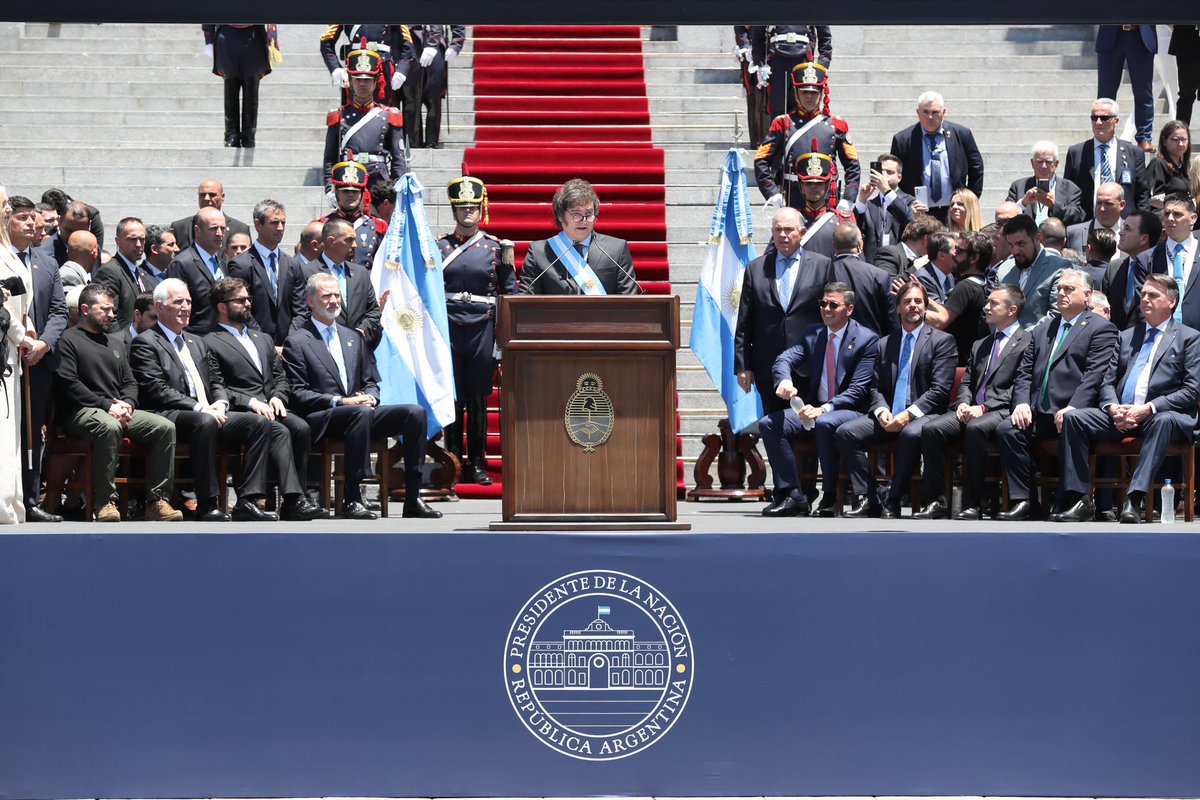 SantiPenap's tweet photo. Asistí a la asunción presidencial de @JMilei , nuevo presidente de la República Argentina. Le deseé el mayor de los éxitos en este gran desafío de conducir los destinos de este país hermano. Vamos a trabajar juntos para el beneficio de nuestros pueblos. 🇵🇾🇦🇷 https://t.co/e7z9gK7OYq