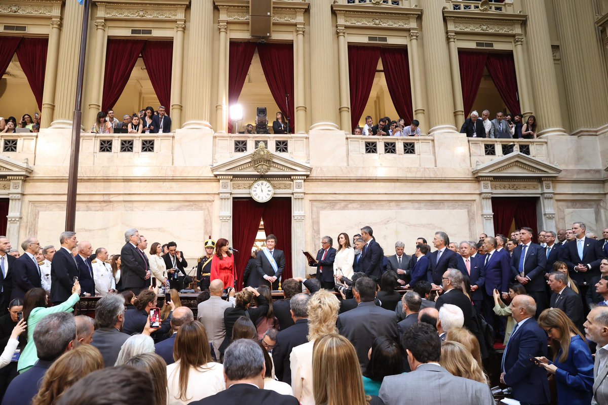 SantiPenap's tweet photo. Asistí a la asunción presidencial de @JMilei , nuevo presidente de la República Argentina. Le deseé el mayor de los éxitos en este gran desafío de conducir los destinos de este país hermano. Vamos a trabajar juntos para el beneficio de nuestros pueblos. 🇵🇾🇦🇷 https://t.co/e7z9gK7OYq