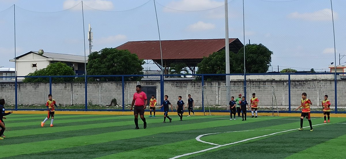 Jeyr07's tweet photo. Fomentar el deporte desde temprana edad, formara jóvenes de bien, libres de vicios y con deseos de triunfar... Deporte es Salud... Siga impulsando el deporte para tener un mejor futuro en los adolescentes estimado prefecto @jteransalcedo #PolideportivoVinces https://t.co/wDBaZbbjSn