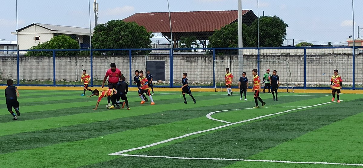 Jeyr07's tweet photo. Fomentar el deporte desde temprana edad, formara jóvenes de bien, libres de vicios y con deseos de triunfar... Deporte es Salud... Siga impulsando el deporte para tener un mejor futuro en los adolescentes estimado prefecto @jteransalcedo #PolideportivoVinces https://t.co/wDBaZbbjSn