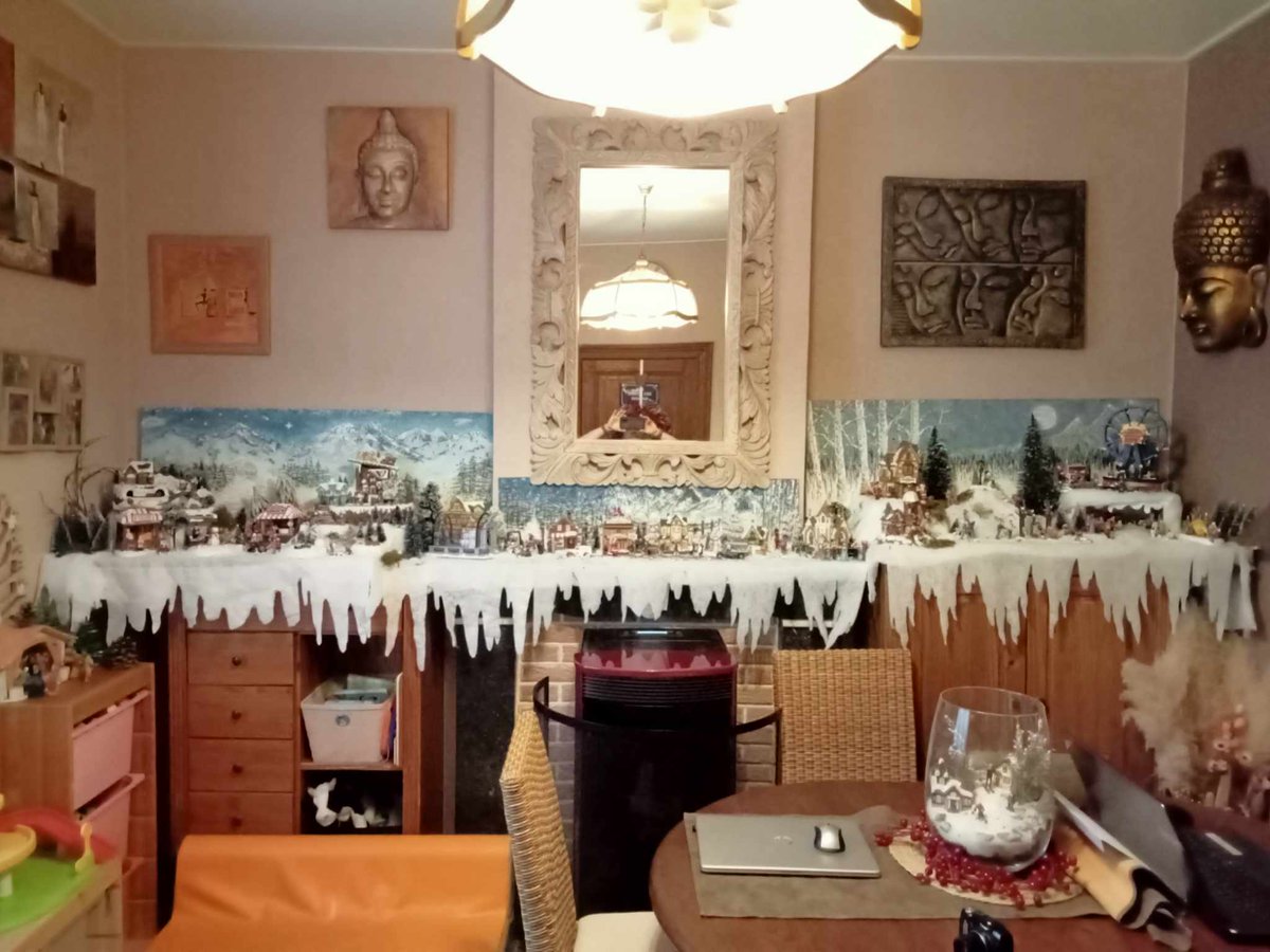 Mon épouse s'est amusée aujourd'hui. + les décos dehors + la crèche et le sapin. 👏😃