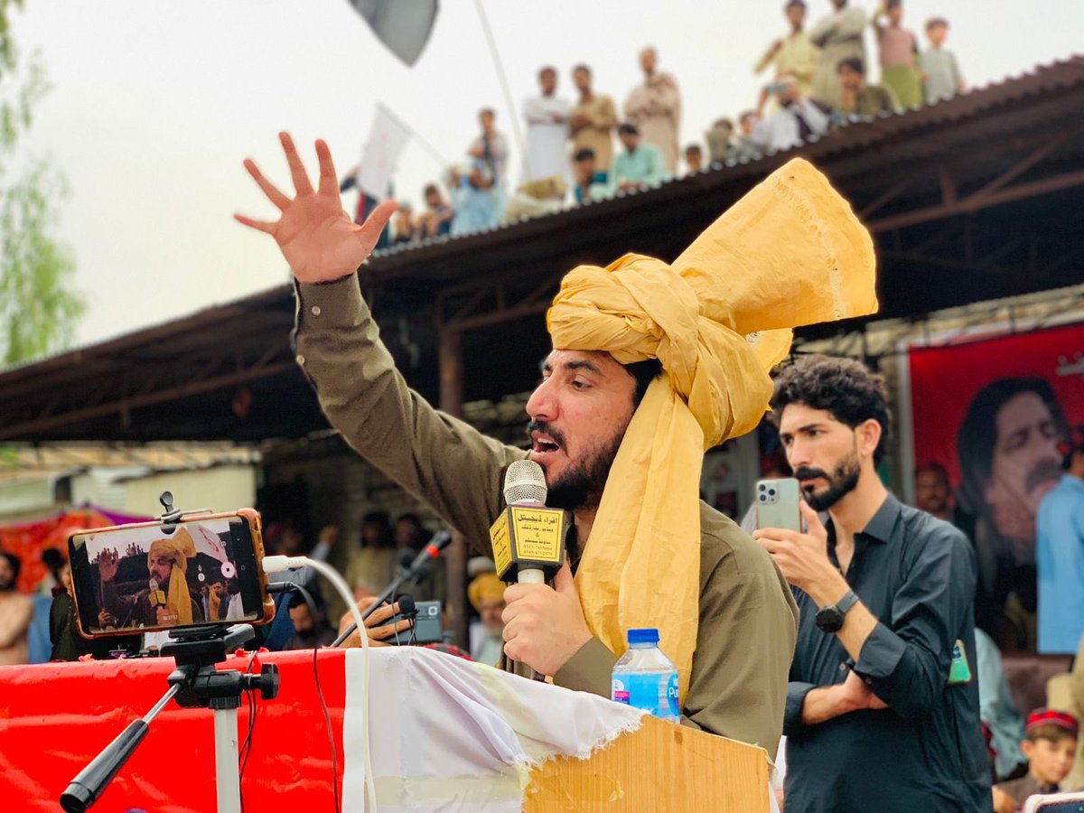 فريحه🇦🇫🕊 (@fariha_ahmadzai) on Twitter photo چی جهان تیارہ تیارہ شې اوور شې تندر شې عذاب شې
زہ پښتون دہ پښتو غر شم نه یریږم نه نړيږم
✌🏻❤🇦🇫
<a href="/ManzoorPashteen/">Manzoor Pashteen</a>
#FreeManzoorPashteen چی جهان تیارہ تیارہ شې اوور شې تندر شې عذاب شې
زہ پښتون دہ پښتو غر شم نه یریږم نه نړيږم
✌🏻❤🇦🇫
<a href="/ManzoorPashteen/">Manzoor Pashteen</a>
#FreeManzoorPashteen