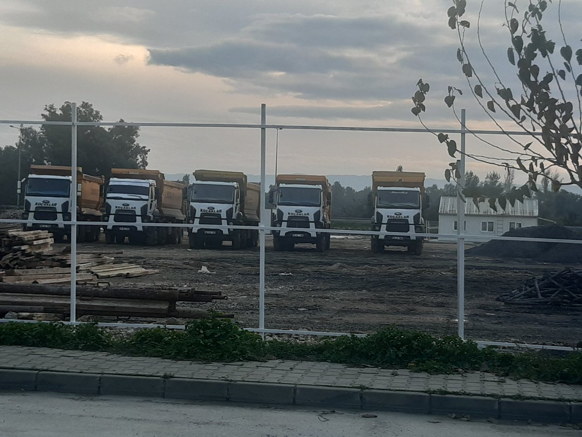 Aydın efeler'de adnan menderes mah. şehrin göbeğinde yaklaşık 200,300 dairelik sitelerin  dibinde şantiye kurdular. Bütün yaşamı olumsuz etkiliyor, site sakinleri cok huzursuz. Bu soruna bir çözüm bulunmalı...evlerin balkonlarına cıkamıyoruz...