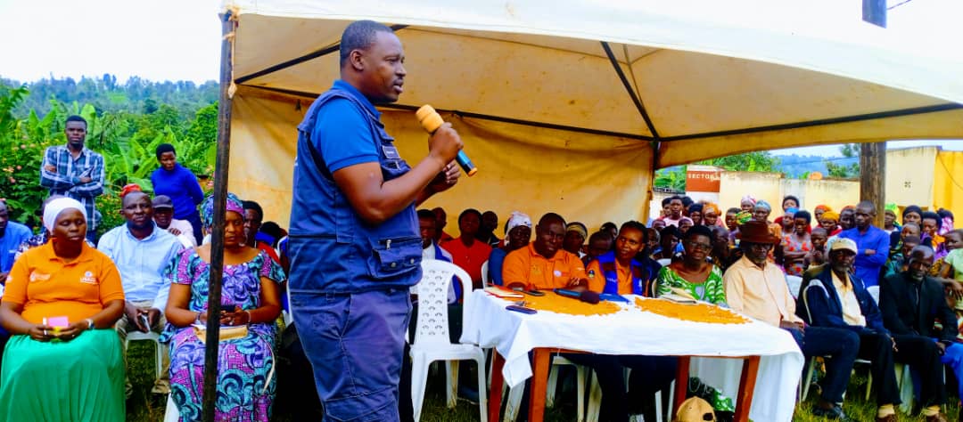 None mu mirenge yose y'akarere ka #Rusizi hasojwe ubukangurambaga bw'iminsi 16 yahariwe kurwanya ihohoterwa rishingiye ku gitsina "Dufatanye  Dukumire ihohoterwa rishingiye ku gitsina".Ku rwego rw'Akarere byasorejwe  mu murenge wa Nkanka,akagari ka Rugabano na Mayor <a href="/DrKibiriga/">Dr. ANICET KIBIRIGA</a>