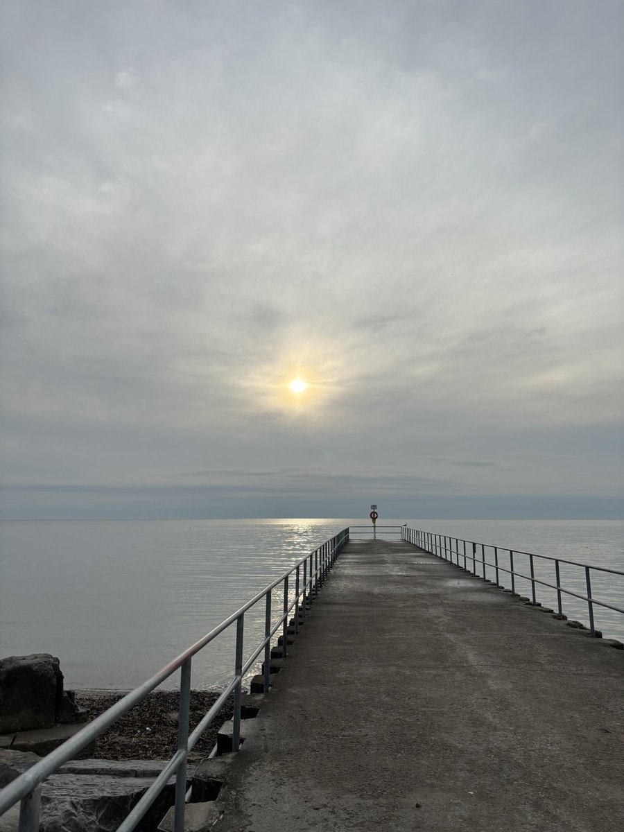 MattShchukovsky's tweet photo. Sometimes my pictures might be a little repetitive but there’s always some subtle differences to me even from the same location. Beautiful day in #longbranchto doing over 7KM between my run and a walk. #fitleaders #lakeontario https://t.co/imHgtnQ3Np
