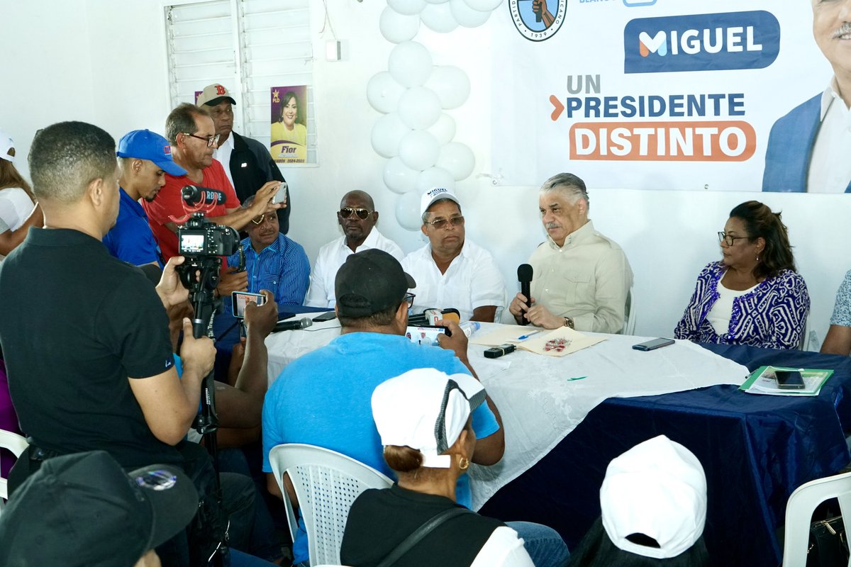 MiguelVargasM's tweet image. Continuamos nuestro recorrido rodeado de la gente alegre y trabajadora de Dajabón, una provincia productiva que ha visto decaer su actividad económica por la mala gestión del actual Gobierno.

El rescate de la frontera es un alto compromiso para nuestro partido y la Alianza…