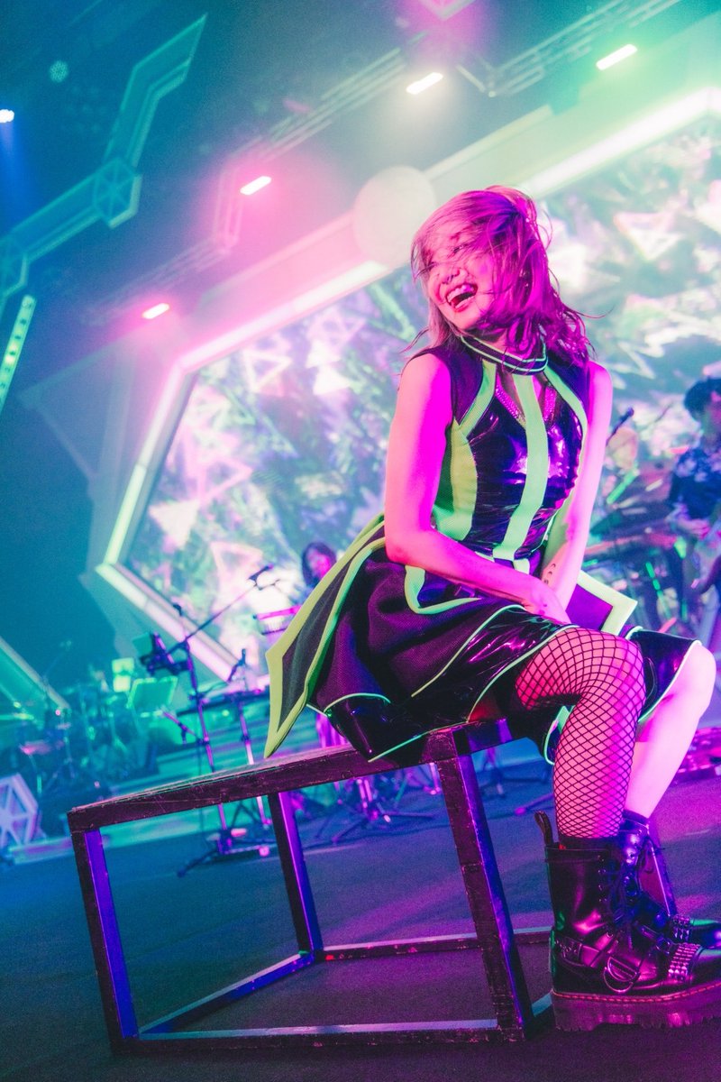 LiSA_OLiVE's tweet photo. 4年ぶりのホールツアー。
みんなに会えるが嬉しくて、みんなとこの距離で遊べるのが嬉しくて、近いのにもっと近づきたくて、聴けなかった声をたくさんたくさん浴びたくて、てんこ盛りでもりだくさんなのにもっと一緒に居たくて、幸せと喜びを噛み締めるように駆け抜けた17公演目。

#LANDERツアー　残り2公演。残すところ東京。
全国で集めて来た幸せを、喜びを、ぜんぶぜんぶ届けるからね！最後まで、最後まで！よろしくお願いします！🚀🗼