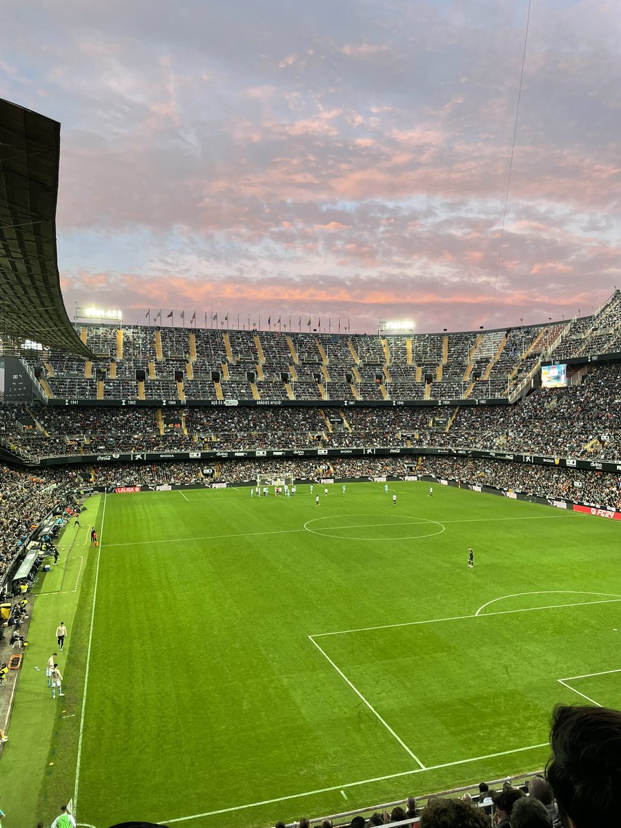 Andresrb120's tweet photo. 🚨SE ALQUILA PASE PARA VCF-FCB🚨
Este sábado 16 de diciembre no podré asistir al encuentro entre Valencia C.F. y FC Barcelona.
Si alguien está interesado en ir al partido que me contacte por Ig “@andresrb12”.
La zona es sillas gol sur alto (adjunto foto)
Se agradece difusión🫶🏼🦇 https://t.co/cs8yFFXqwu