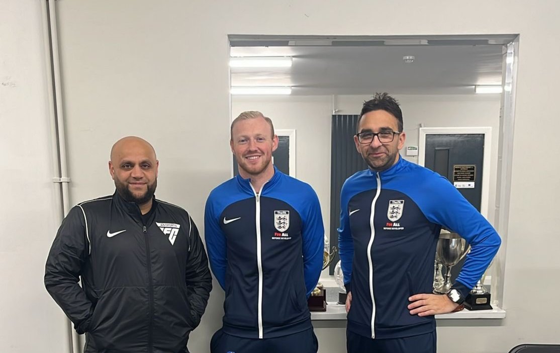 A real pleasure to help get Day 1 of the FA Refereeing Course up and running today @BoltonUnitedFC thanks to @Raj_Randhawa6 @azds1492 @lewisdawson97 @batchaBUFC great to see Coaches, Players, Parents from the club and others from nearby communities starting out. @FA_PGMOL