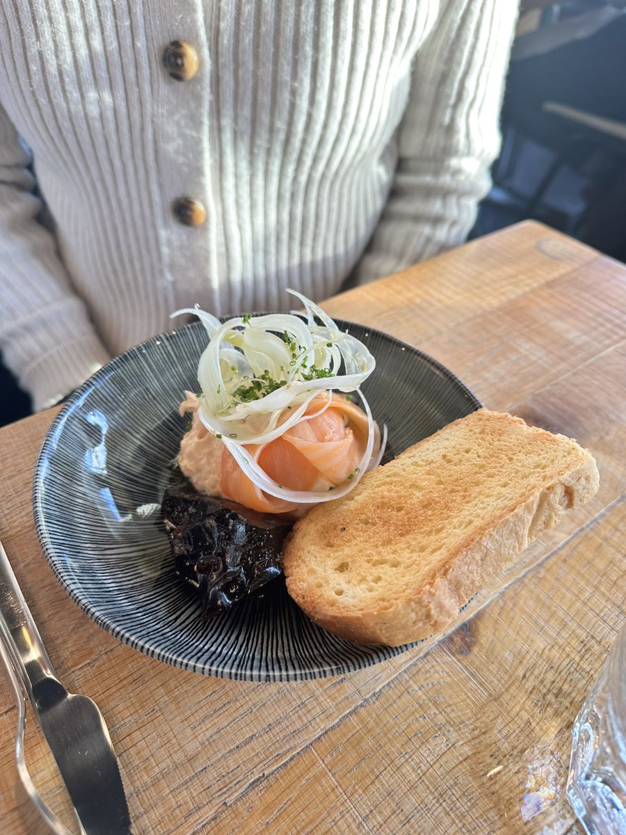 Enjoyable Sunday lunch at Chiswick and Brentford's newest high-end restaurant, the pre-refurb pop-up Aussie House at Kew Bridge Piazza. Well worth a try during December before their refurb in Jan.