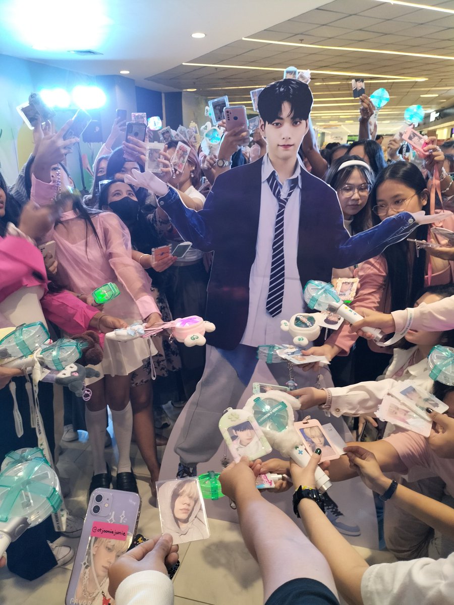 ynnzzn's tweet photo. DAYYYY WELL SPENT 🫶 thank you for organizing this amazing event @onedreamphil!! 🤟

super fave nung photobooth + merchants na mabubudol ka talaga kahit anong iwas mo 😭

HAPPY BIRTHDAYYY SOOB 🥳

#SoobinsBakeClub 
#BakingWithSoobin https://t.co/dmUK6Hb2Z3