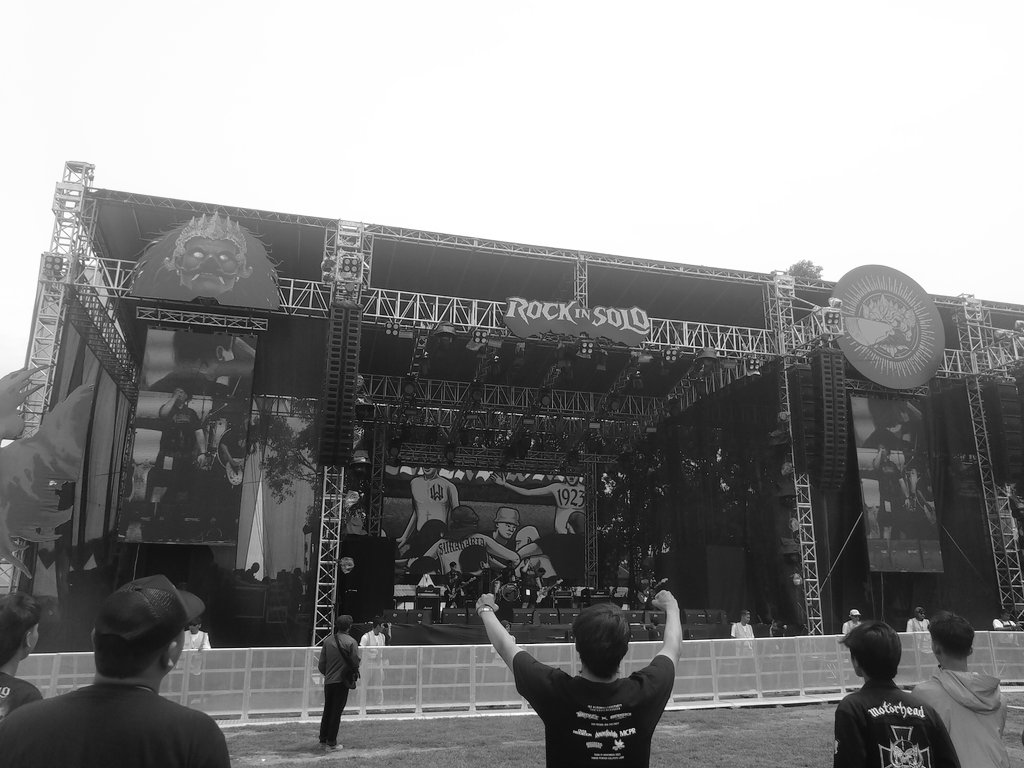 opvsgz's tweet photo. Bangkitkan marwah kejayaan yang kita miliki!! dengan lantang dan penuh semangat ROCK IN SOLO 2023 tadi dibuka oleh perform weekend warriors solo ! Salam hormat mas @Rams_lad23 dan kawan kawan. Sakjose! #rockinsolofestival https://t.co/IvFEDUK5vw
